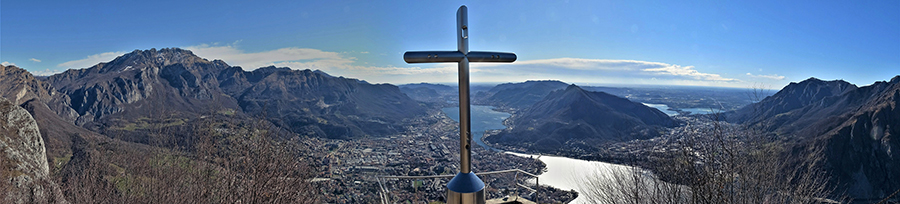 Dal crocione del Monte San Martino (1025 m) Lecco, i suoi laghi, i suoi monti